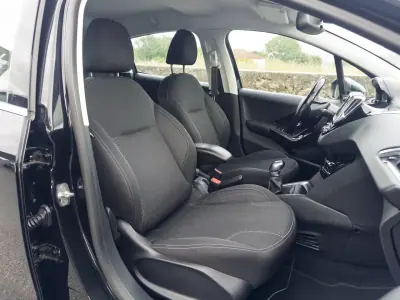 Peugeot 208 2018 - 10990 EUR, 181000 km - AUTO.MOTO.pt - 181000km - foto 33 de 38