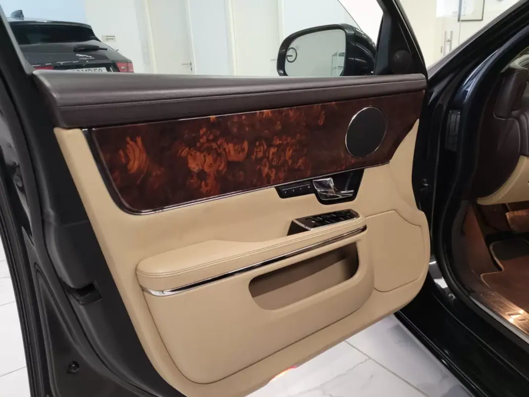 Jaguar XJ 2012 - 19950 EUR, 255600 km - AUTO.MOTO.pt - 255600km - foto 28 de 33