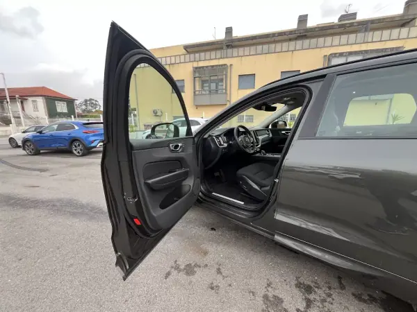 Volvo XC 60 2020 - 32750 EUR, 141000 km - AUTO.MOTO.pt - 141000km - foto 27 de 51