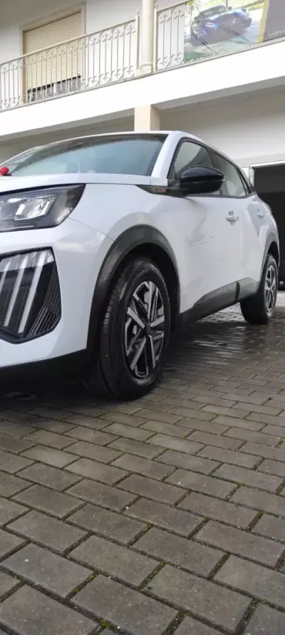 Peugeot 2008 2025 - 24750 EUR, 9700 km - AUTO.MOTO.pt - 9700km - foto 3 de 12