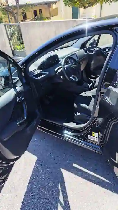 Peugeot 208 2015 - 7000 EUR, 133000 km - 133000km - foto 14 de 15