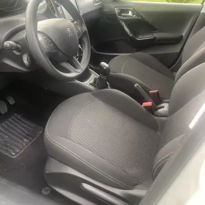 Peugeot 208 2016 - 9990 EUR, 103782 km - AUTO.MOTO.pt - 103782km - foto 8 de 19