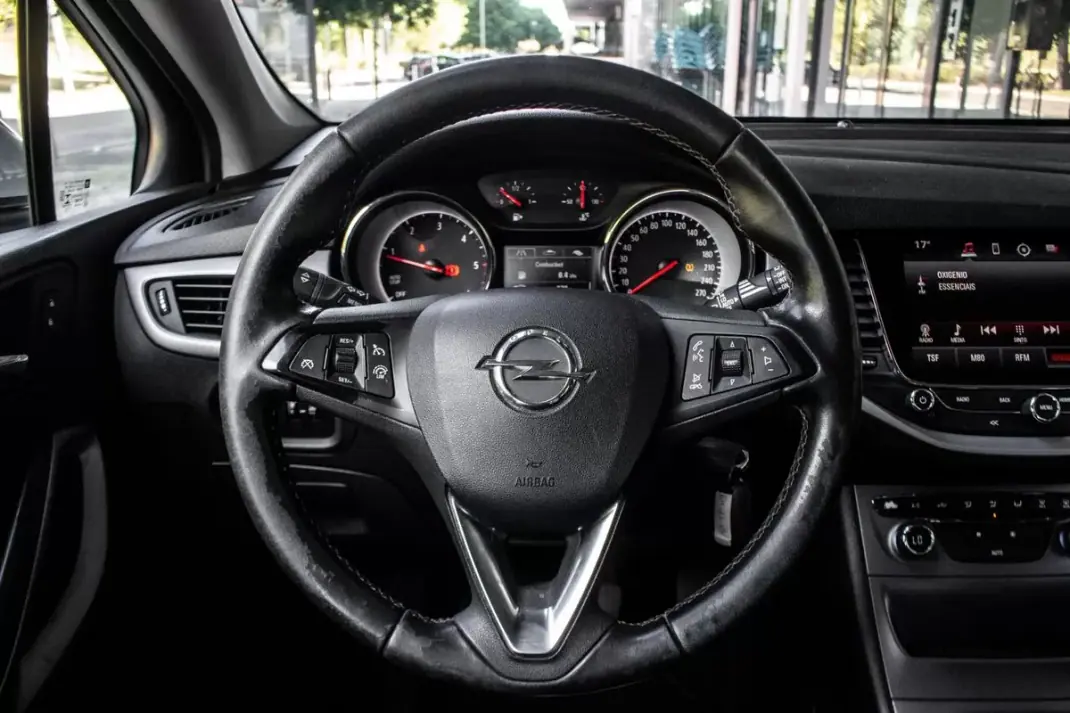 Opel Astra Sports Tourer 2018 - 9900 EUR, 225626 km - AUTO.MOTO.pt - 225626km - foto 12 de 34