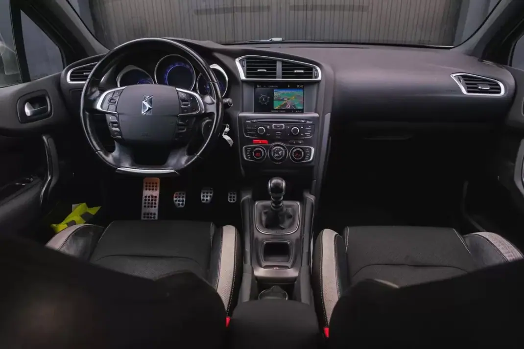 Citroën DS4 2012 - 8900 EUR, 204700 km - AUTO.MOTO.pt - 204700km - foto 14 de 23