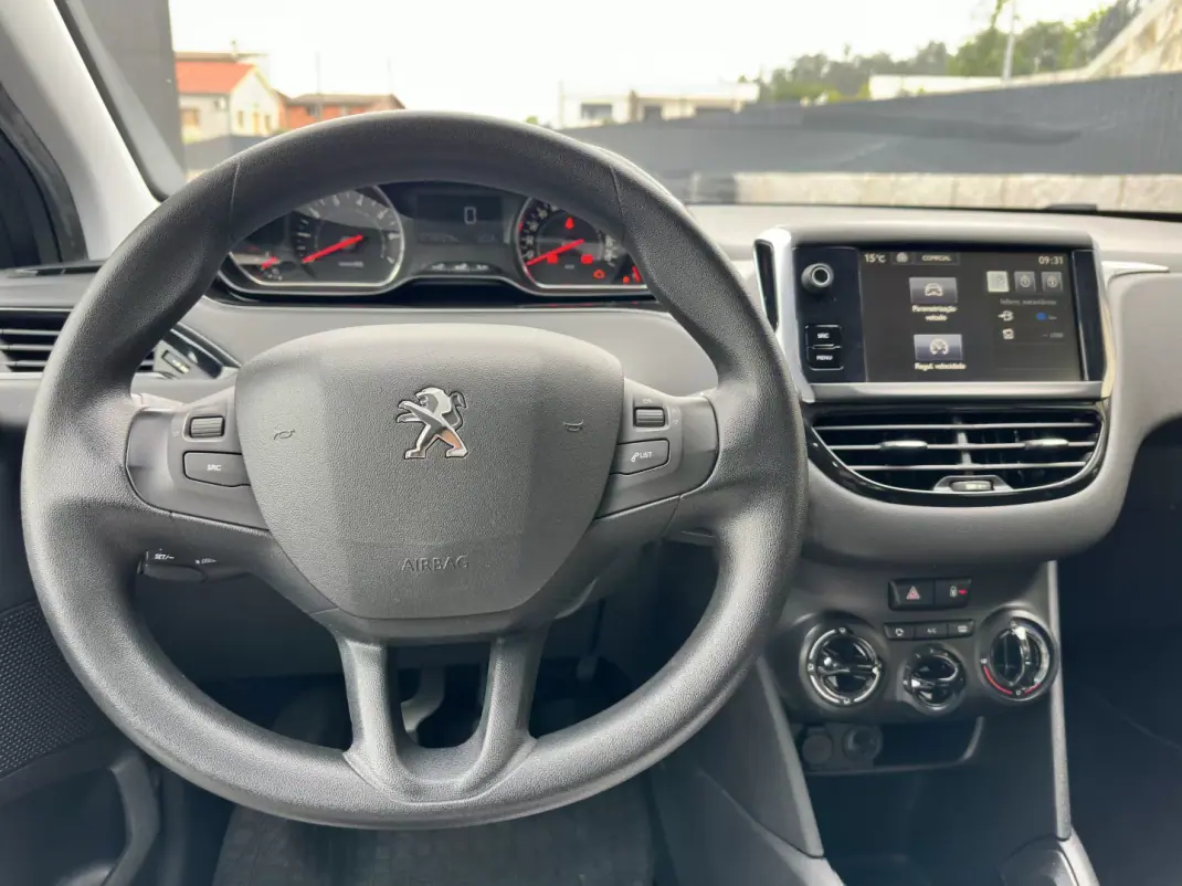 Peugeot 208 2015 - 7990 EUR, 73000 km - AUTO.MOTO.pt - 73000km - foto 21 de 51
