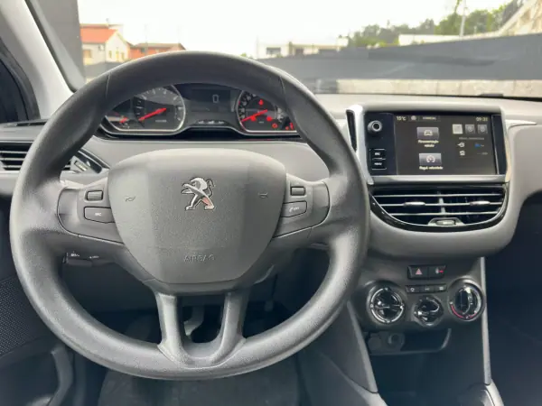 Peugeot 208 2015 - 7990 EUR, 73000 km - AUTO.MOTO.pt - 73000km - foto 21 de 51