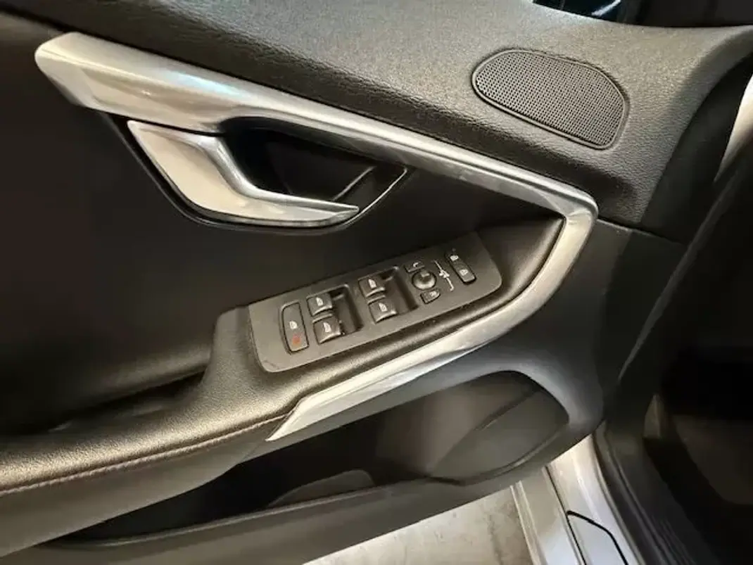 Volvo V40 2015 - 13750 EUR, 188000 km - AUTO.MOTO.pt - 188000km - foto 10 de 12