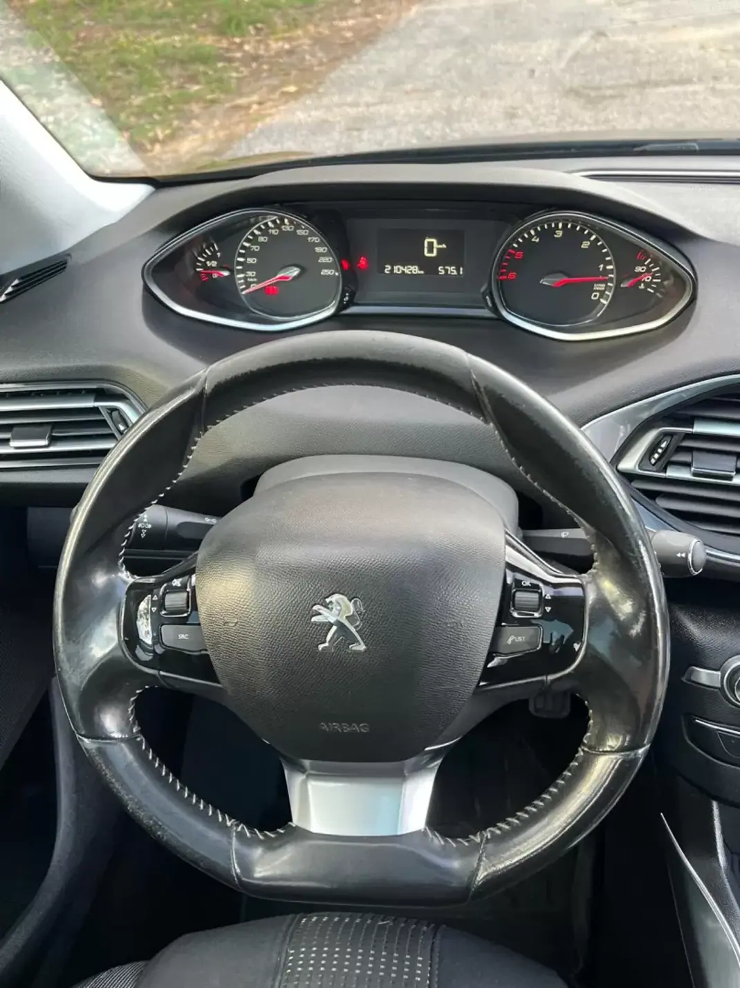 Peugeot 308 SW 2015 - 9500 EUR, 210430 km - AUTO.MOTO.pt - 210430km - foto 16 de 23
