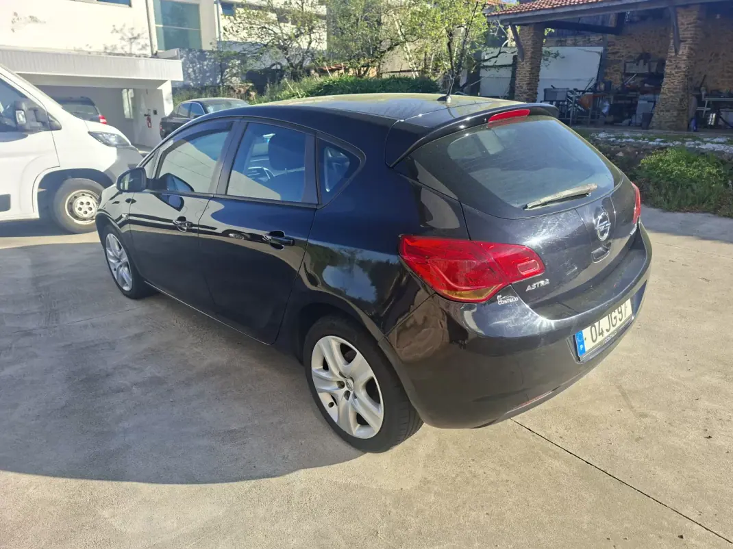 Opel Astra 2010 - 4760 EUR, 250168 km - AUTO.MOTO.pt - 250168km - foto 13 de 15