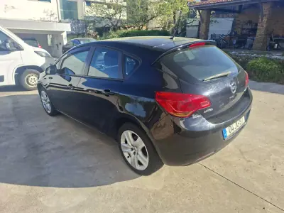 Opel Astra 2010 - 4760 EUR, 250168 km - AUTO.MOTO.pt - 250168km - foto 13 de 15