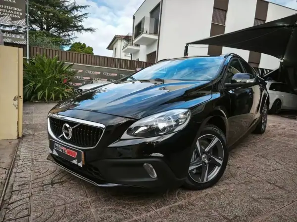 Volvo V40 Cross Country 2.0 D2 Kinetic Geartronic 2017 Diesel — 100 000 km · Braga Volvo V40 Cross Country 2017