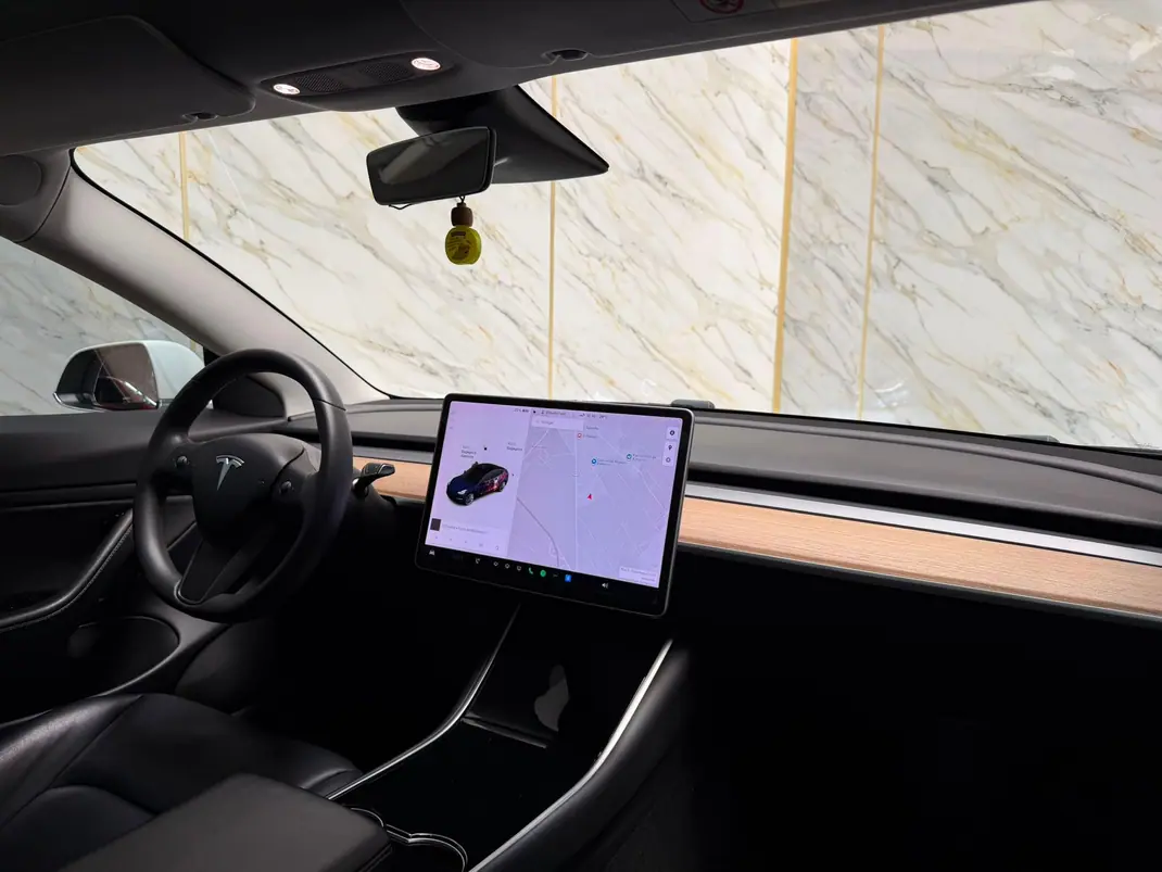 Tesla Model 3 2020 - 27900 EUR, 95000 km - 95000km - foto 9 de 11