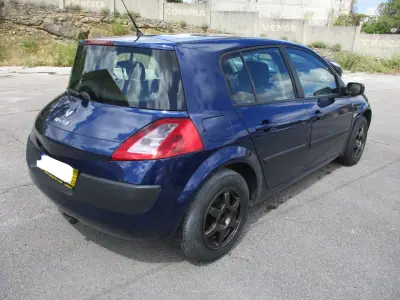 Renault Mégane 2003 - 3500 EUR, 209000 km - AUTO.MOTO.pt - 209000km - foto 6 de 8