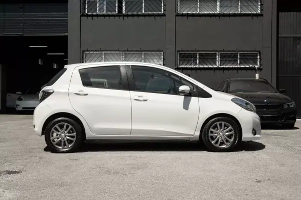 Toyota Yaris 2014 - 11999 EUR, 155800 km - AUTO.MOTO.pt - 155800km - foto 2 de 20