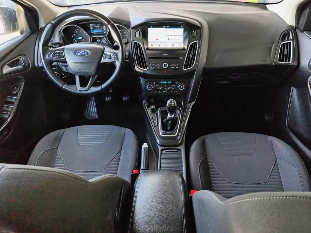 Ford Focus 2018 - 11500 EUR, 95000 km - AUTO.MOTO.pt - 95000km - foto 10 de 23