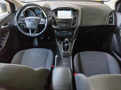 Ford Focus 2018 - 11500 EUR, 95000 km - AUTO.MOTO.pt - 95000km - foto 10 de 23