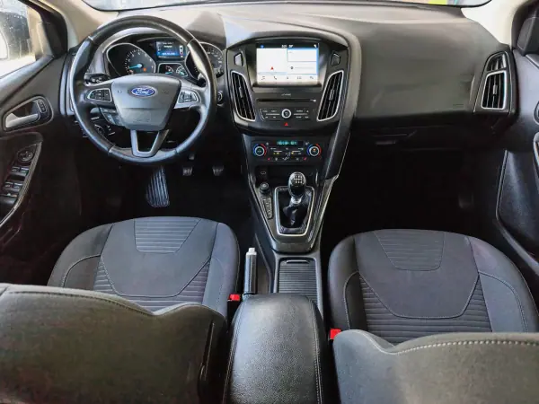 Ford Focus 2018 - 11500 EUR, 95000 km - AUTO.MOTO.pt - 95000km - foto 10 de 23