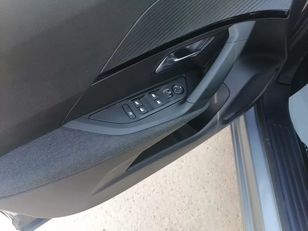 Peugeot 2008 2025 - 21900 EUR, 23898 km - 23898km - foto 12 de 17