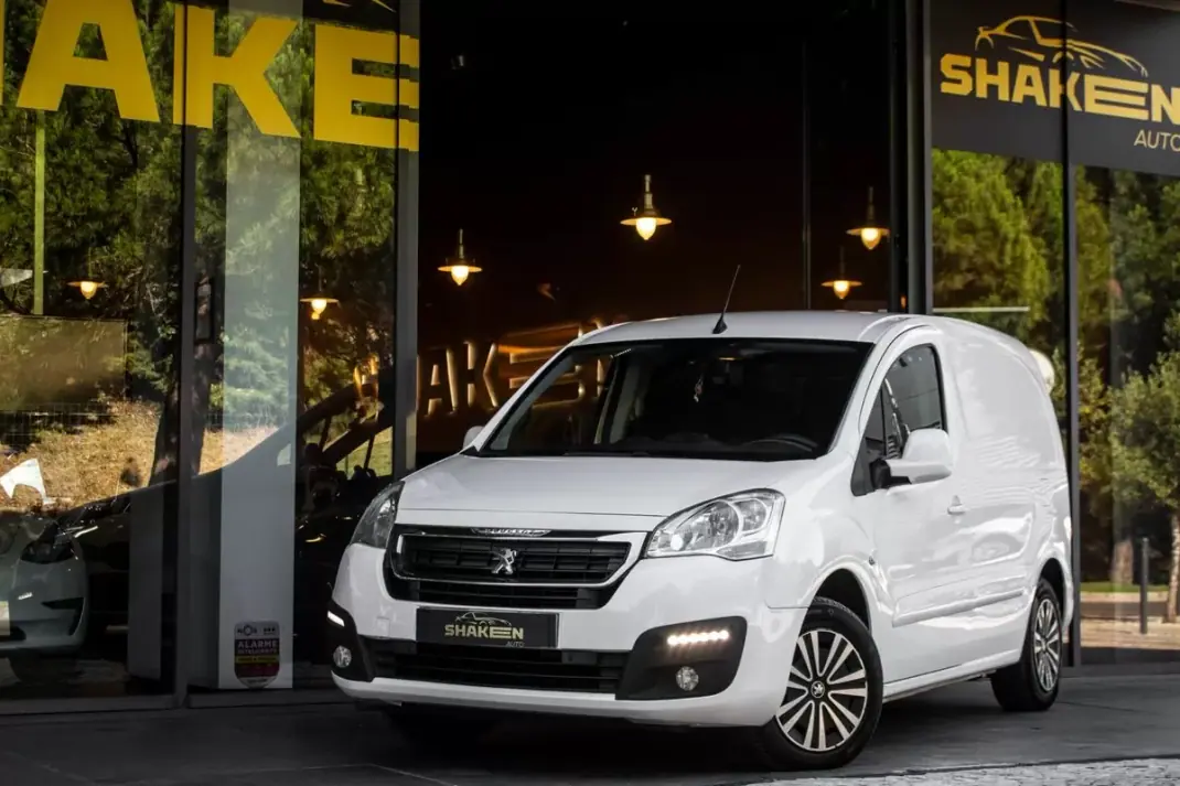 Peugeot Partner 2018 - 9900 EUR, 192545 km - AUTO.MOTO.pt - 192545km - foto 1 de 24