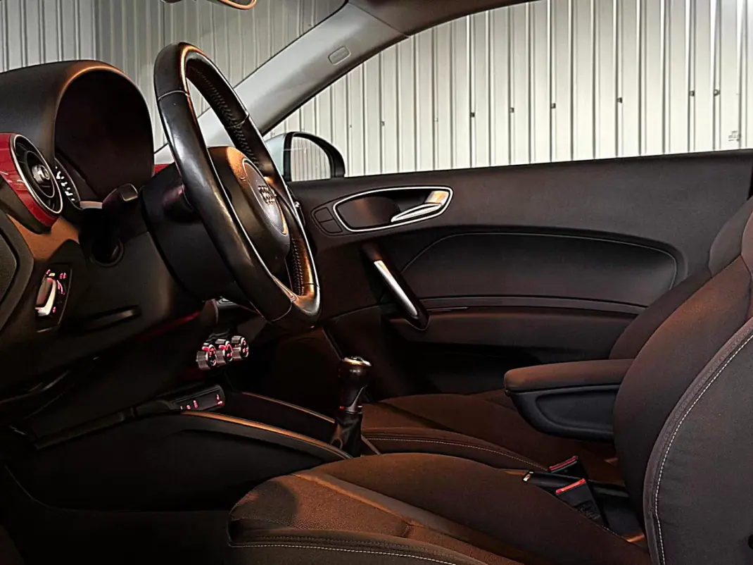 Audi A1 2011 - 9990 EUR, 218000 km - AUTO.MOTO.pt - 218000km - foto 31 de 34