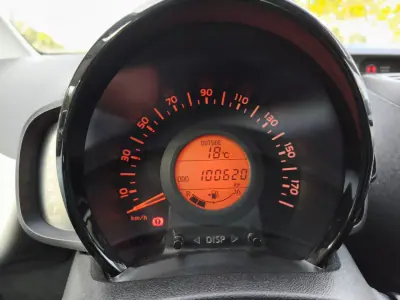 Toyota Aygo 2018 - 10900 EUR, 101000 km - AUTO.MOTO.pt - 101000km - foto 7 de 11