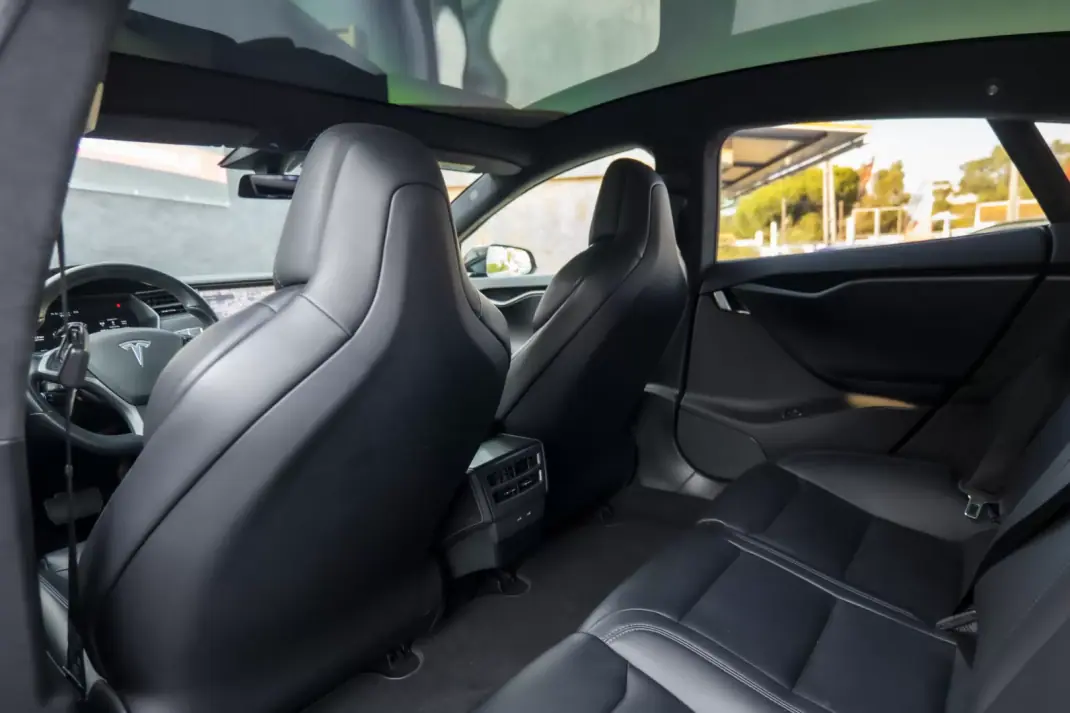 Tesla Model S 2018 - 26900 EUR, 119000 km - AUTO.MOTO.pt - 119000km - foto 13 de 25