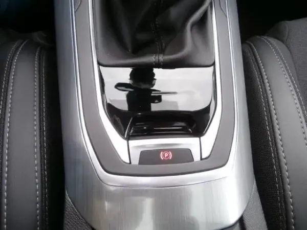 Peugeot 308 2019 - 15250 EUR, 160913 km - AUTO.MOTO.pt - 160913km - foto 15 de 37