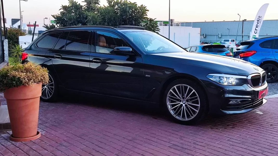 BMW 520 2018 - 29990 EUR, 130000 km - AUTO.MOTO.pt - 130000km - foto 38 de 43