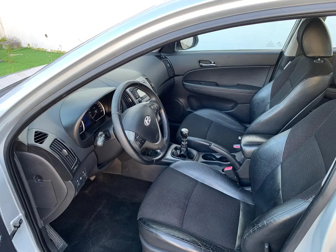 Hyundai i30 2010 - 5250 EUR, 227460 km - AUTO.MOTO.pt - 227460km - foto 11 de 13