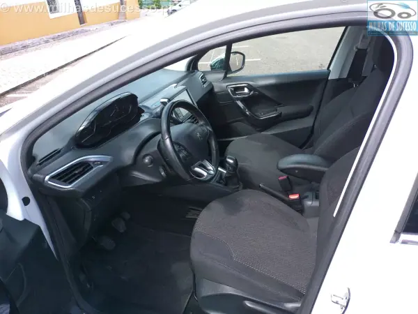 Peugeot 208 2019 - 12250 EUR, 136000 km - AUTO.MOTO.pt - 136000km - foto 17 de 23