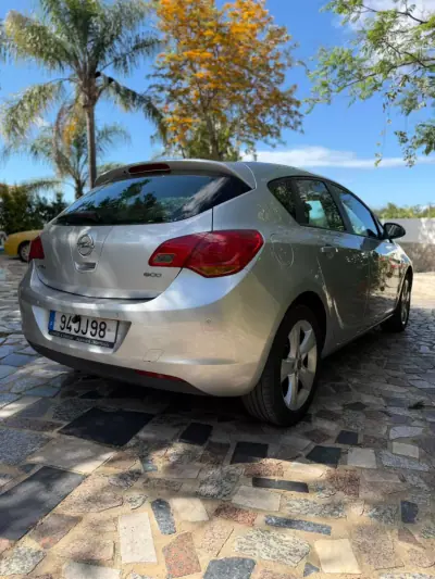 Opel Astra 2010 - 7900 EUR, 170584 km - AUTO.MOTO.pt - 170584km - foto 6 de 9