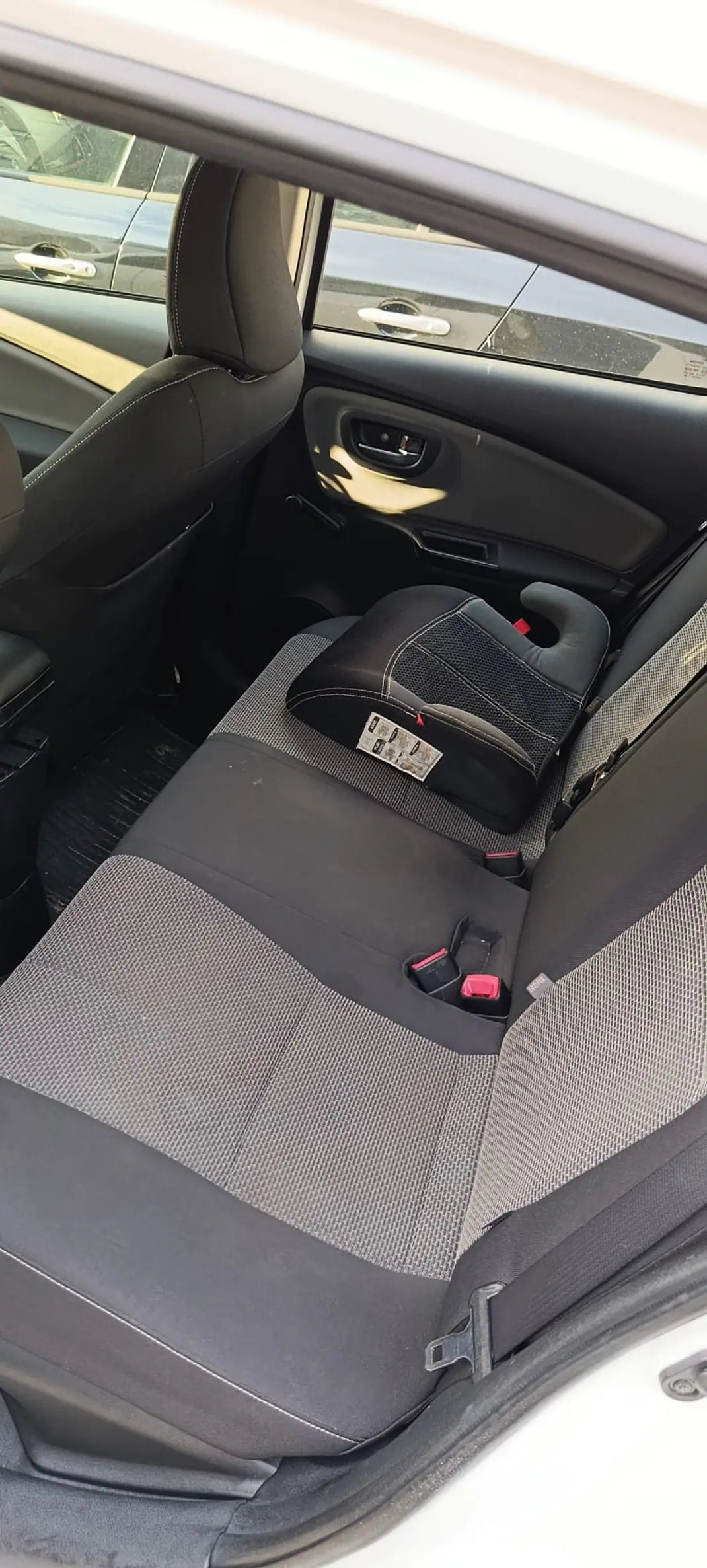 Toyota Yaris 2015 - 8500 EUR, 282500 km - AUTO.MOTO.pt - 282500km - foto 9 de 10