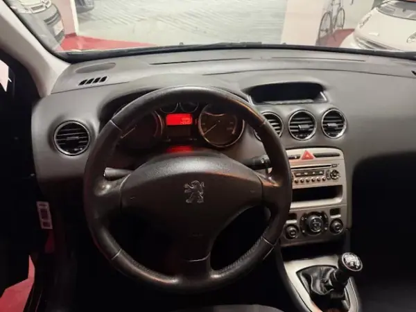 Peugeot 308 2011 - 7400 EUR, 143000 km - AUTO.MOTO.pt - 143000km - foto 23 de 31