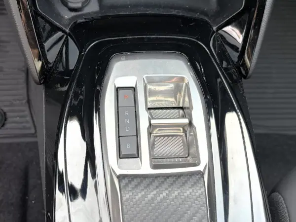 Peugeot e-2008 2025 - 25400 EUR, 17162 km - AUTO.MOTO.pt - 17162km - foto 12 de 19