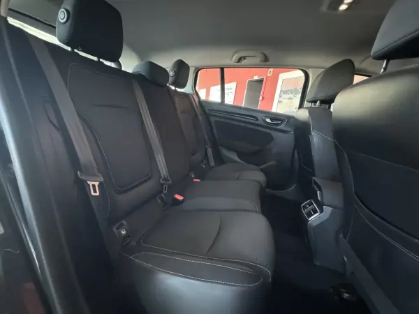 Renault Mégane 2017 - 11990 EUR, 180552 km - AUTO.MOTO.pt - 180552km - foto 10 de 18