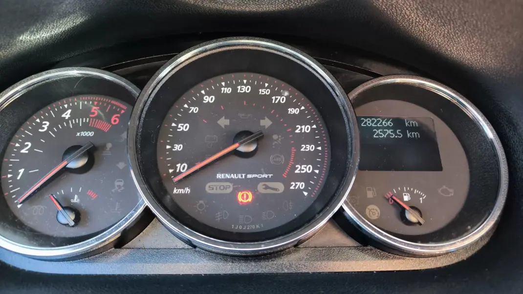 Renault Mégane 2014 - 8450 EUR, 282266 km - AUTO.MOTO.pt - 282266km - foto 8 de 8