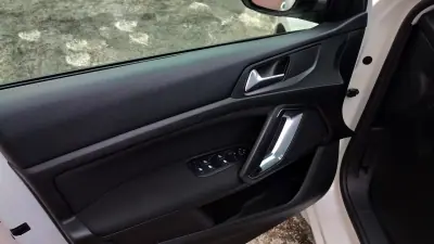 Peugeot 308 2019 - 11999 EUR, 99999 km - AUTO.MOTO.pt - 99999km - foto 14 de 35