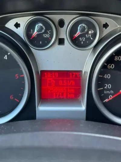 Ford Focus SW 2008 - 3400 EUR, 250000 km - AUTO.MOTO.pt - 250000km - foto 5 de 6