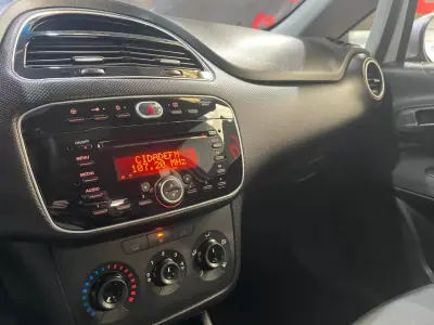 Fiat Punto 2015 - 6250 EUR, 198000 km - AUTO.MOTO.pt - 198000km - foto 26 de 31