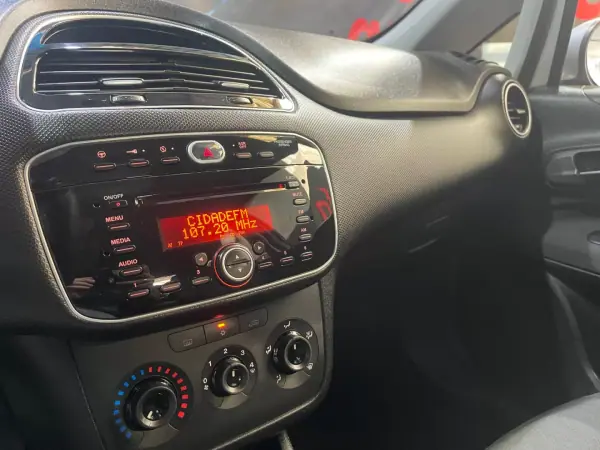 Fiat Punto 2015 - 6250 EUR, 198000 km - AUTO.MOTO.pt - 198000km - foto 26 de 31