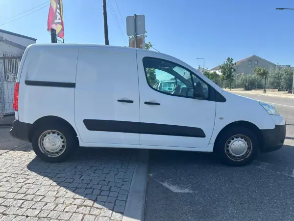 Peugeot Partner 2010 - 8900 EUR, 217259 km - AUTO.MOTO.pt - 217259km - foto 6 de 20