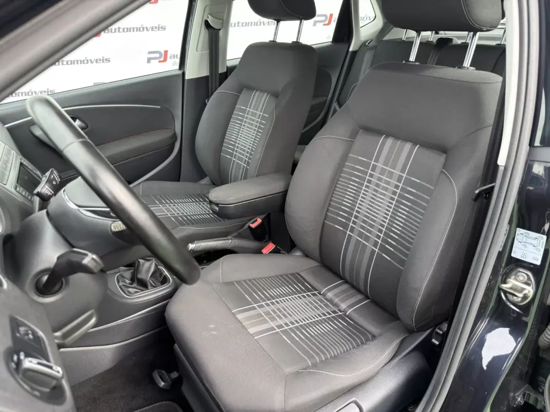 Volkswagen Polo 2015 - 10450 EUR, 133800 km - AUTO.MOTO.pt - 133800km - foto 8 de 12