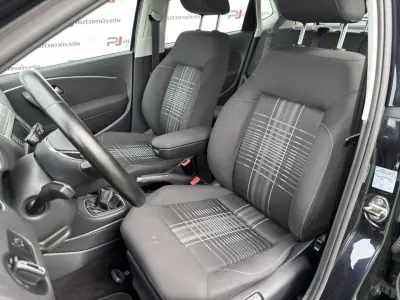 Volkswagen Polo 2015 - 10450 EUR, 133800 km - AUTO.MOTO.pt - 133800km - foto 8 de 12