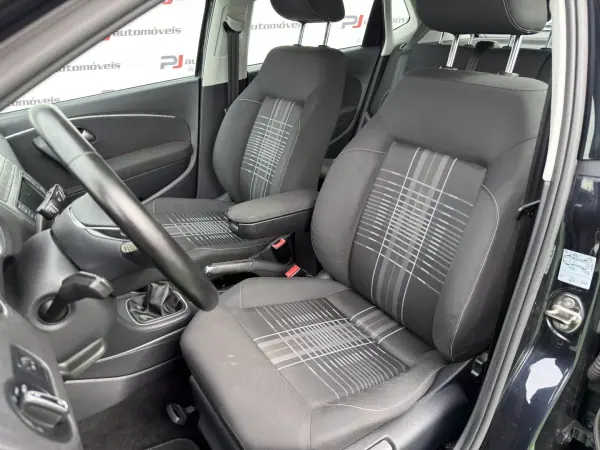 Volkswagen Polo 2015 - 10450 EUR, 133800 km - AUTO.MOTO.pt - 133800km - foto 8 de 12