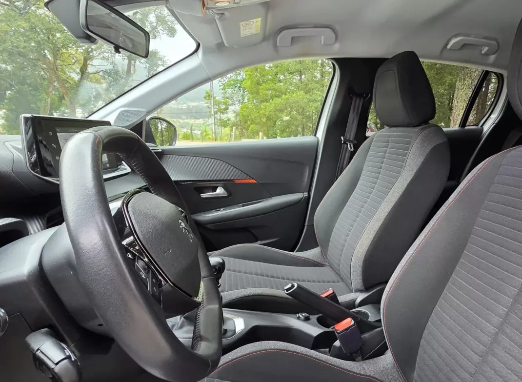 Peugeot 208 2022 - 13490 EUR, 109000 km - AUTO.MOTO.pt - 109000km - foto 13 de 21