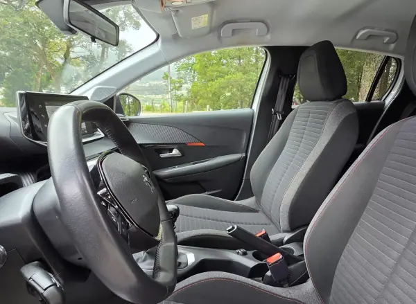 Peugeot 208 2022 - 13490 EUR, 109000 km - AUTO.MOTO.pt - 109000km - foto 13 de 21