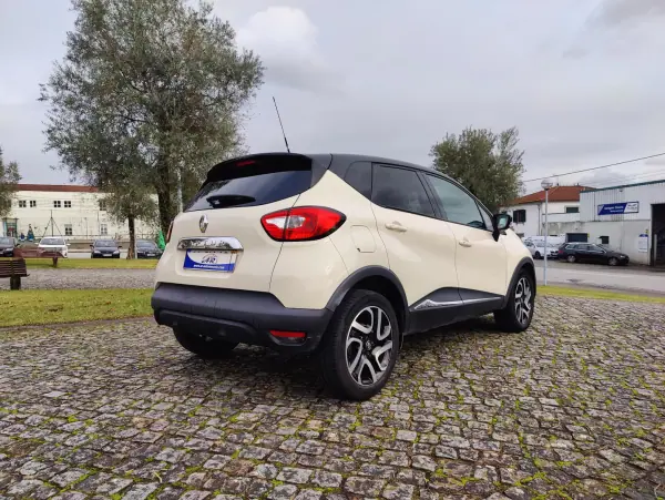 Renault Captur 2017 - 11700 EUR, 107123 km - AUTO.MOTO.pt - 107123km - foto 6 de 12