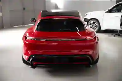 Porsche Taycan Sport Turismo 2023 - 101400 EUR, 46000 km - AUTO.MOTO.pt - 46000km - foto 6 de 12