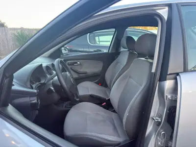 SEAT Ibiza 2003 - 3750 EUR, 219900 km - AUTO.MOTO.pt - 219900km - foto 6 de 13
