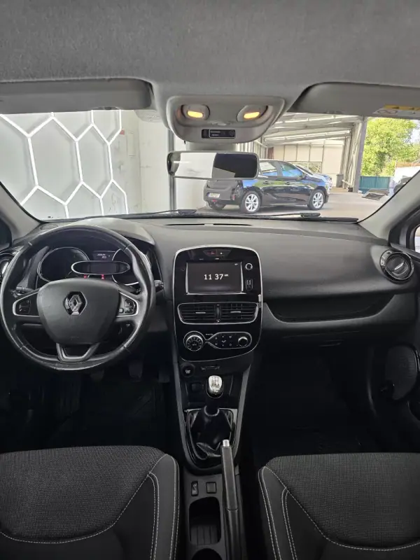 Renault Clio Sport Tourer 2019 - 8650 EUR, 259539 km - AUTO.MOTO.pt - 259539km - foto 17 de 24